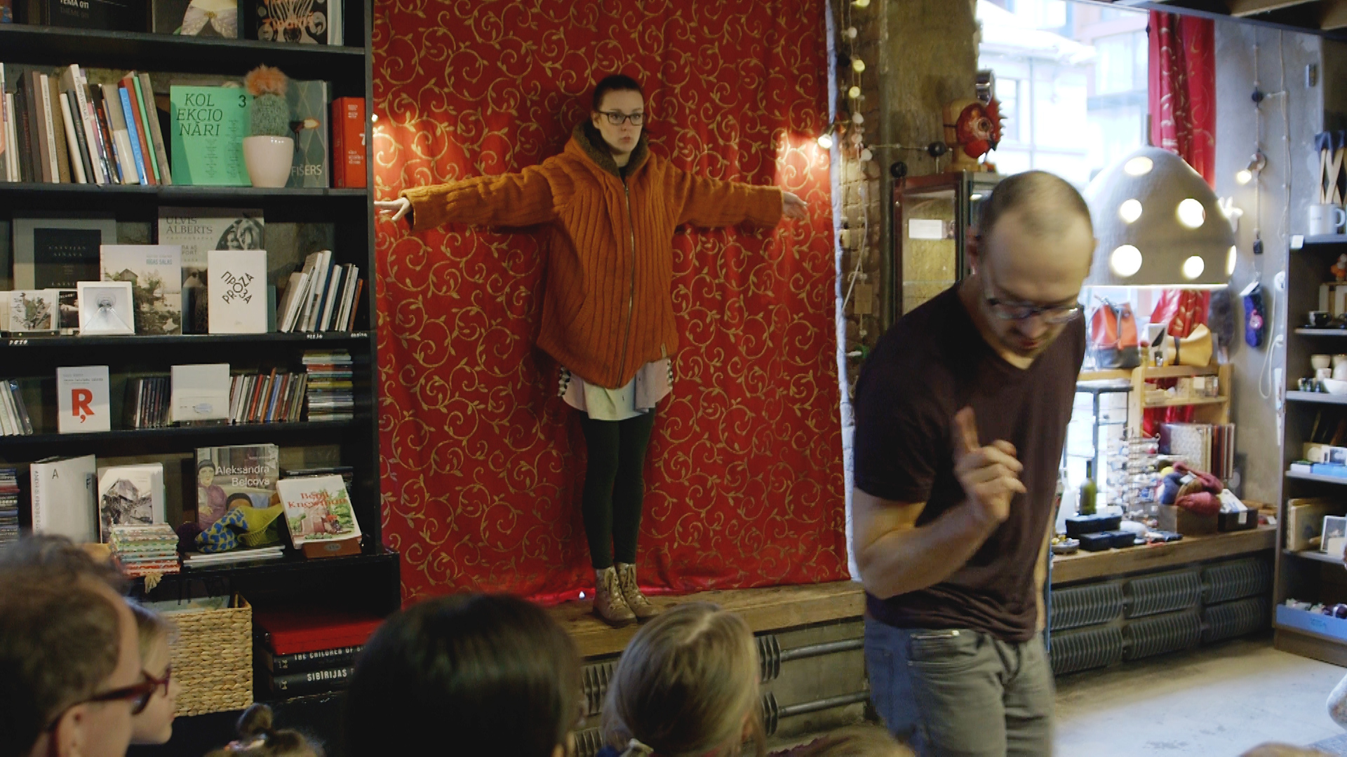 Skats no izrādes "Kaka un pavasaris" galerijā "Istaba" // Foto – Zigmunds Ziemelis